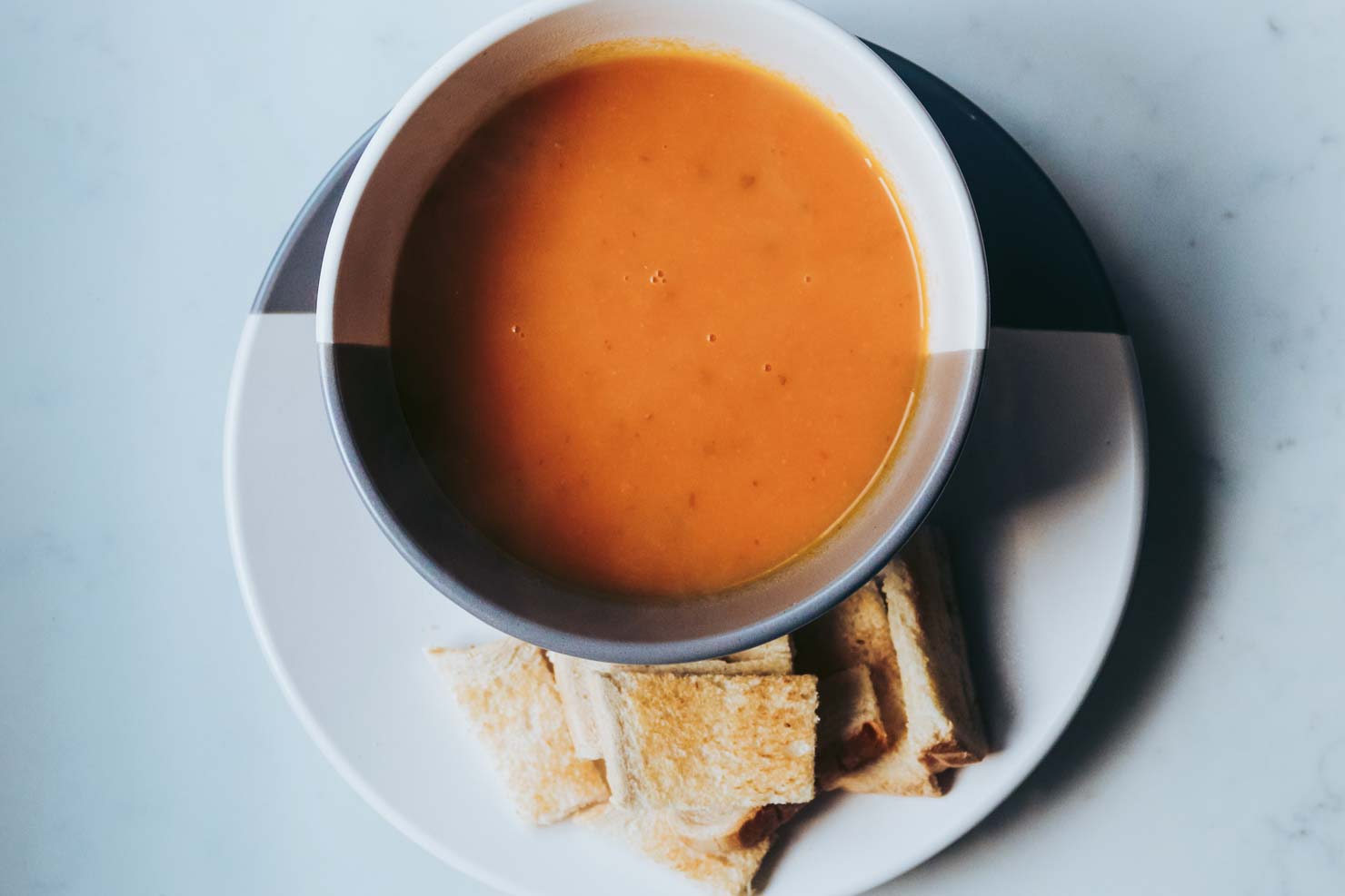 🍅 Roast Tomato & Garlic Soup Recipe - Foodrinky